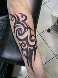 tatouage-avant-bras-homme-tribal.jpg