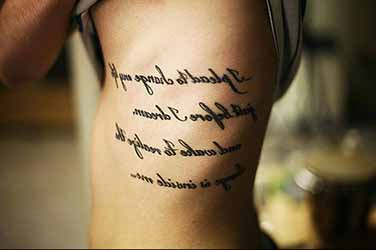 tatouage-ecriture-cote-homme.jpg