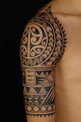 tatouage-polynesien-epaule-homme.jpg