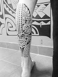 tatouage-polynesien-mollet-homme.jpg