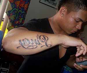 tatouage-prenom-torse-homme.jpg
