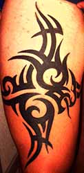 tatouage-tribal-cuisse-homme.jpg