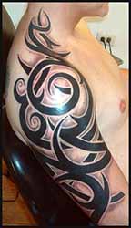 tatouage-tribal-homme-bras-epaule.jpg