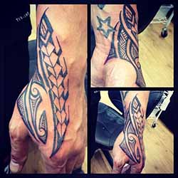 tatouage-tribal-main-homme.jpg